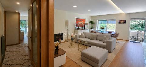 Apartamento T3+1 Pronto a Habitar c/ varandas e Garagem Fechada - Fraião, Braga