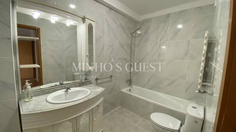 Apartamento T3 semi-mobilado c/ garagem - Braga