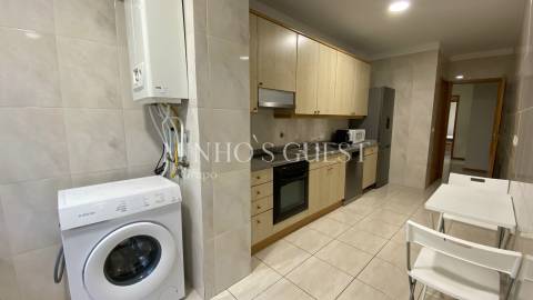 Apartamento T3 semi-mobilado c/ garagem - Braga