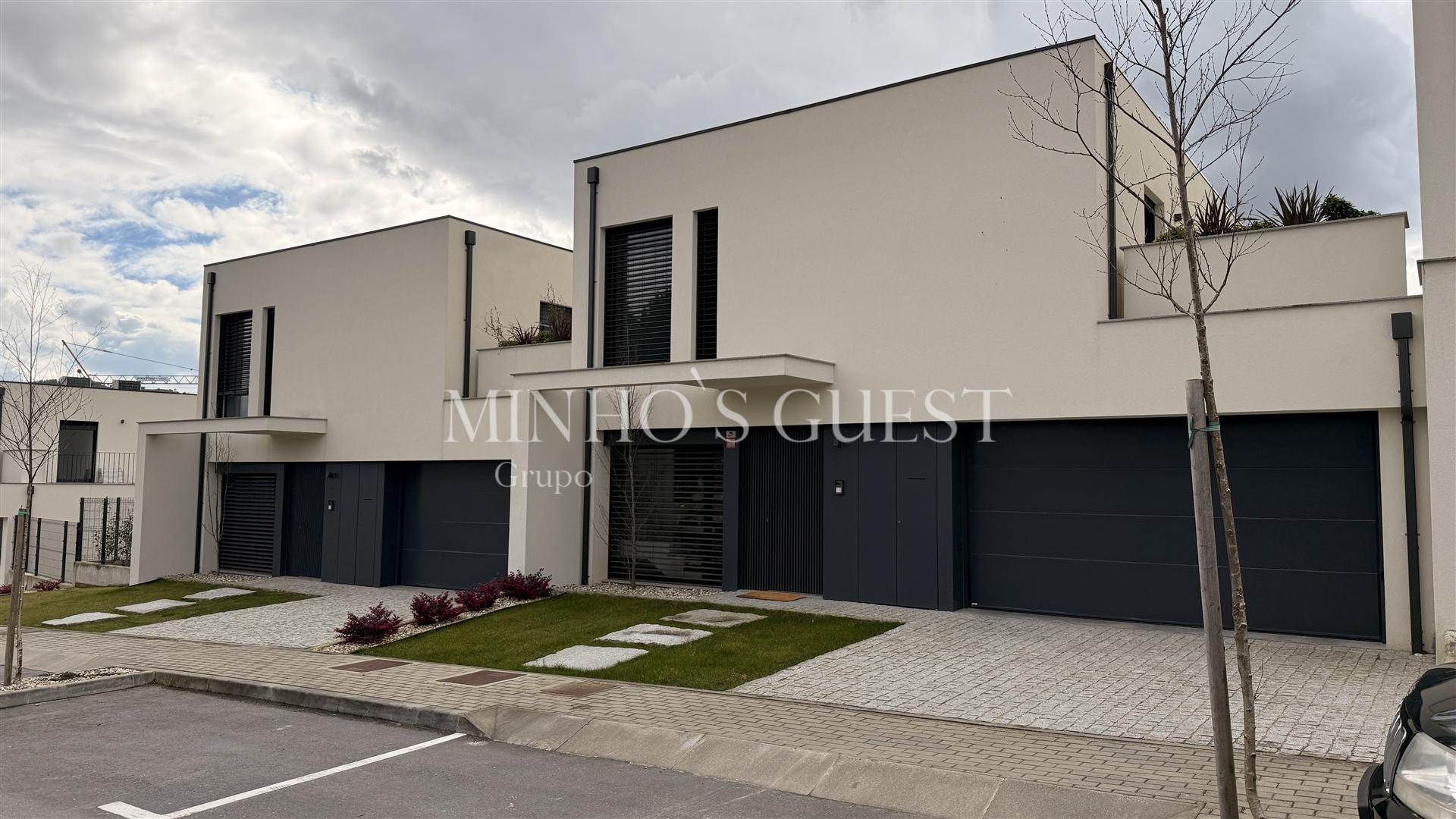 Moradia em Banda c/ 3 Suites e Logradouro - Braga