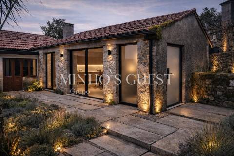 Moradia V2 p/restauro c/ 900m2 de Terreno - Codeçal, Vila Verde