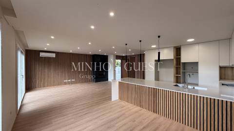 Moradia Individual V4 (274m2) c/ AC e Logradouro - Palmeira Braga