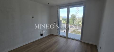 Exclusiva Moradia V3 c/ Suite, Closet e Jardim em Palmeira, Braga