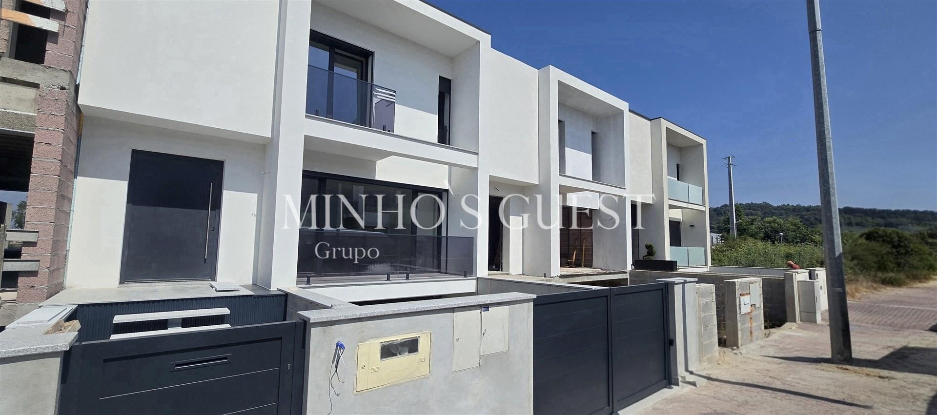 Exclusiva Moradia V3 c/ Suite, Closet e Jardim em Palmeira, Braga