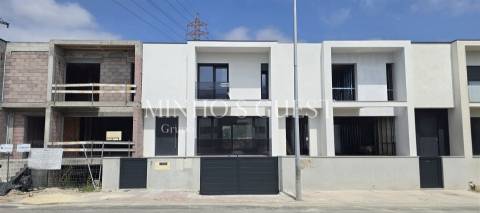 Exclusiva Moradia V3 c/ Suite, Closet e Jardim em Palmeira, Braga