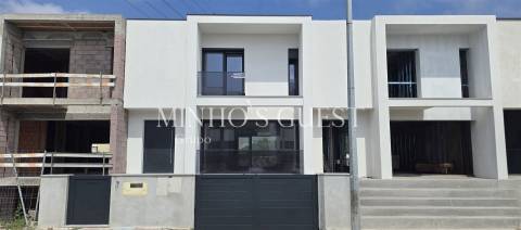 Exclusiva Moradia V3 c/ Suite, Closet e Jardim em Palmeira, Braga