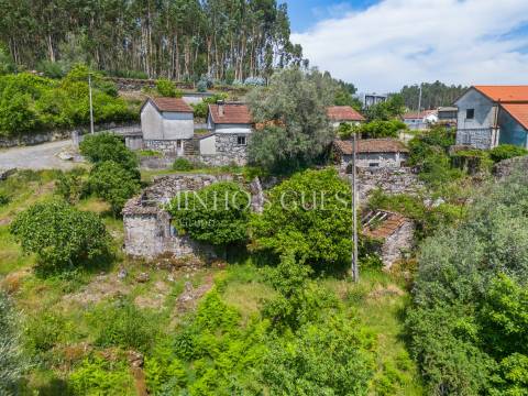 Terreno (700m2) c/ Ruína em Serzedelo – Póvoa de Lanhoso