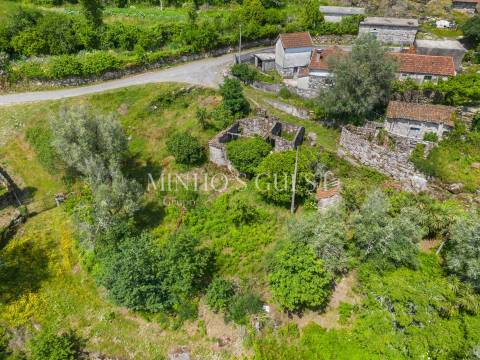 Terreno (700m2) c/ Ruína em Serzedelo – Póvoa de Lanhoso