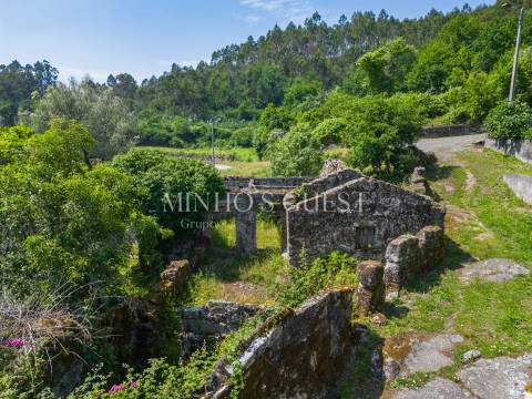 Terreno (700m2) c/ Ruína em Serzedelo – Póvoa de Lanhoso