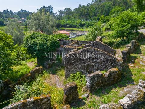 Terreno (700m2) c/ Ruína em Serzedelo – Póvoa de Lanhoso