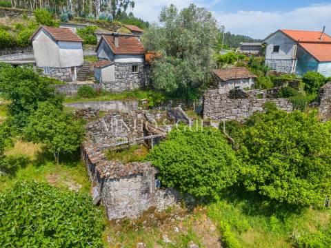 Terreno (700m2) c/ Ruína em Serzedelo – Póvoa de Lanhoso
