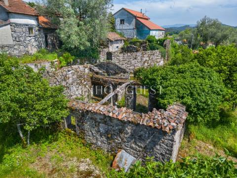 Terreno (700m2) c/ Ruína em Serzedelo – Póvoa de Lanhoso