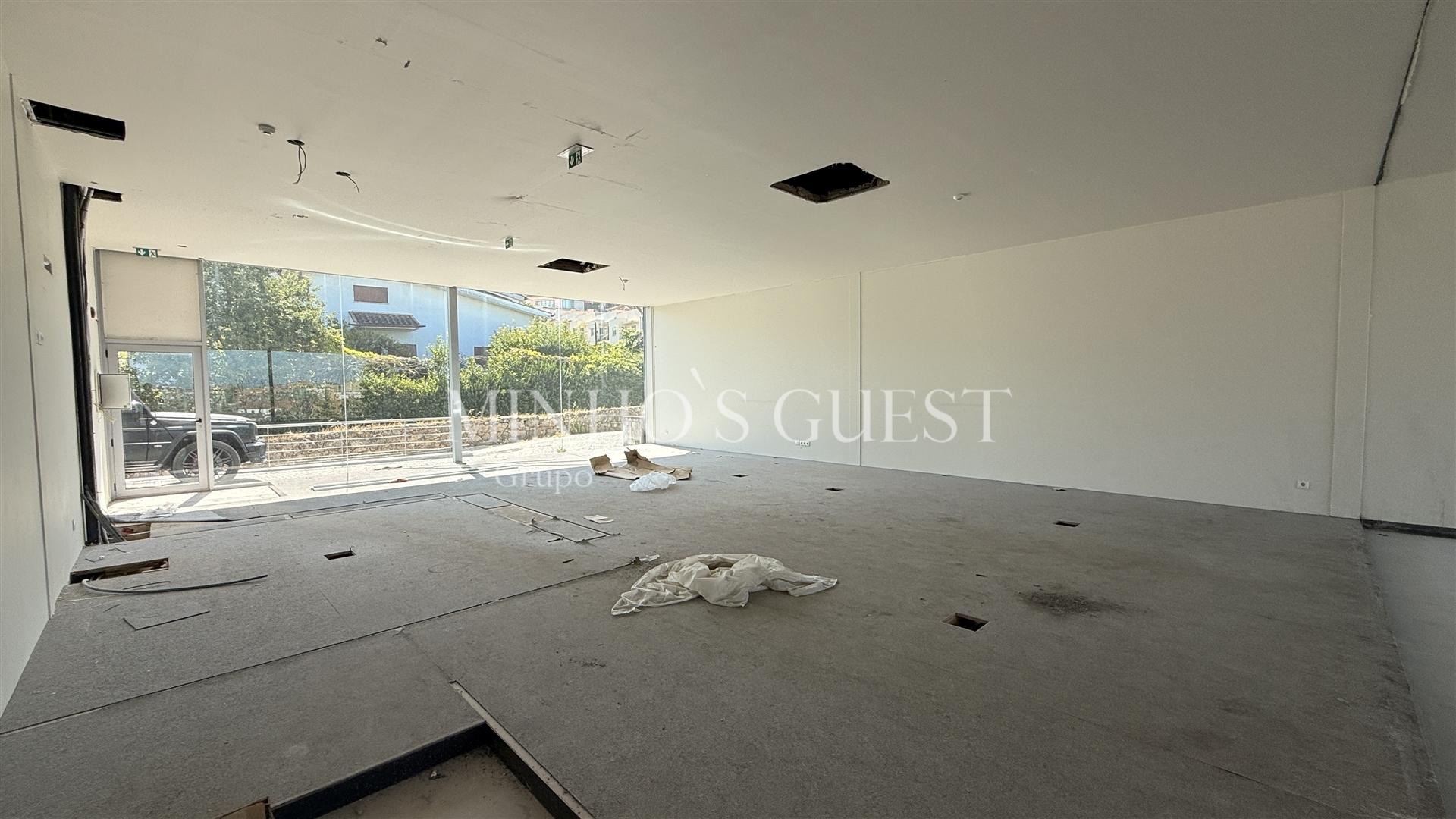 Loja / Escritório 1 Andar c/ duas frentes (200m2) - Lamaçães, Braga