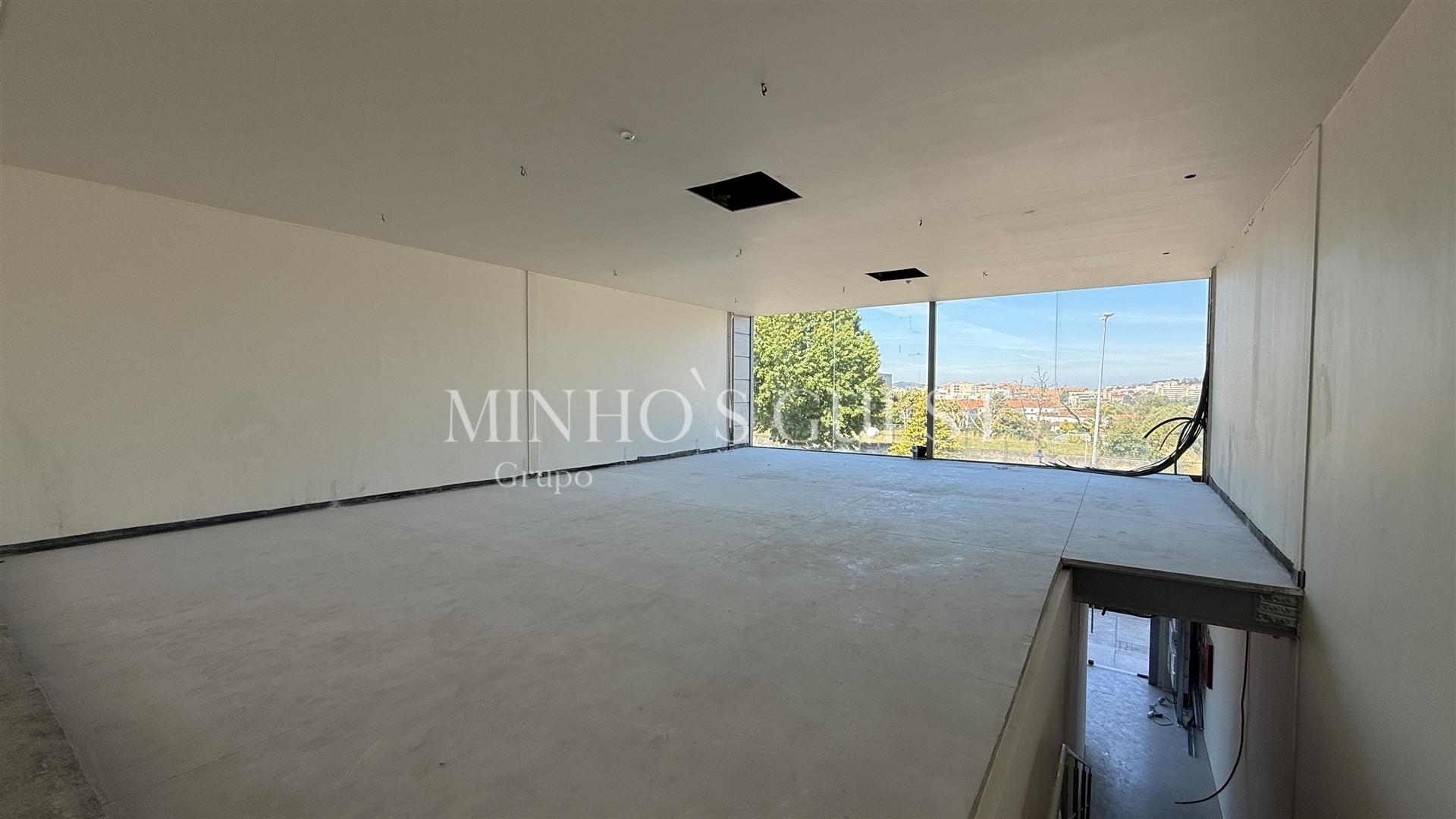 Loja / Escritório 1 Andar c/ duas frentes (200m2) - Lamaçães, Braga