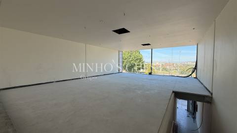 Loja / Escritório 1 Andar c/ duas frentes (200m2) - Lamaçães, Braga
