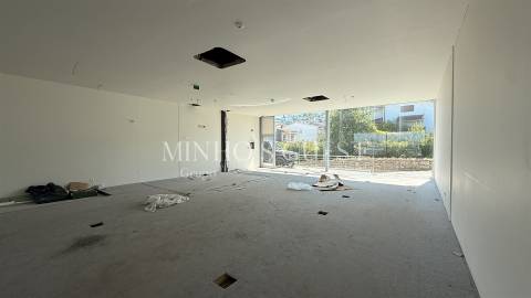 Loja / Escritório 1 Andar c/ duas frentes (200m2) - Lamaçães, Braga