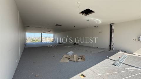Loja / Escritório 1 Andar c/ duas frentes (200m2) - Lamaçães, Braga