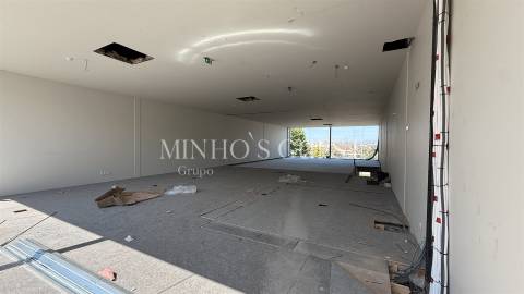 Loja / Escritório 1 Andar c/ duas frentes (200m2) - Lamaçães, Braga
