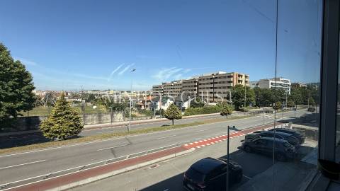 Loja / Escritório 1 Andar c/ duas frentes (200m2) - Lamaçães, Braga
