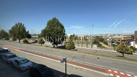 Loja / Escritório 1 Andar c/ duas frentes (200m2) - Lamaçães, Braga