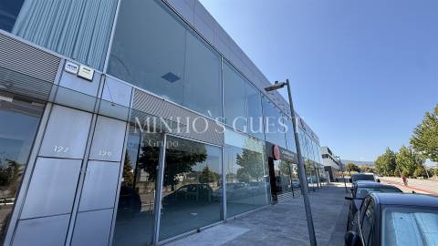 Loja / Escritório 1 Andar c/ duas frentes (200m2) - Lamaçães, Braga