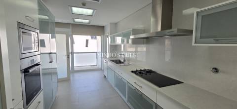 Apartamento T3 de Luxo no centro de Braga c/ 2 Suites, Piscina, Ginásio e Vista para o Bom Jesus