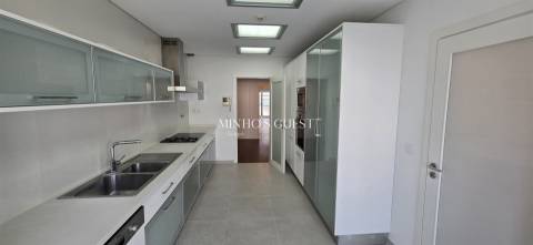 Apartamento T3 de Luxo no centro de Braga c/ 2 Suites, Piscina, Ginásio e Vista para o Bom Jesus