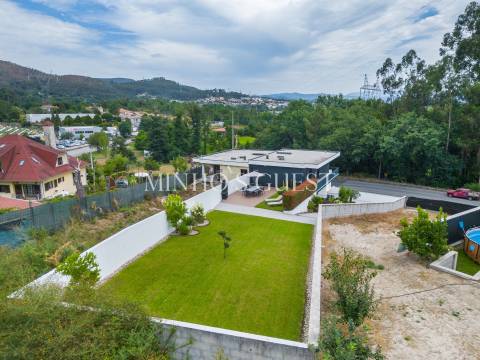 Moradia V3 + Escritório (257m2) Mobilada e Equipada - Donim, Guimarães