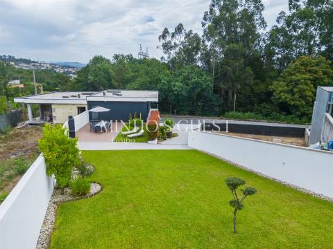 Moradia V3 + Escritório (257m2) Mobilada e Equipada - Donim, Guimarães