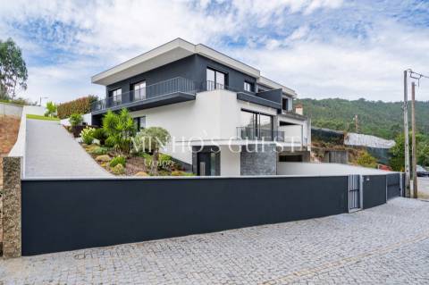 Moradia V3 + Escritório (257m2) Mobilada e Equipada - Donim, Guimarães