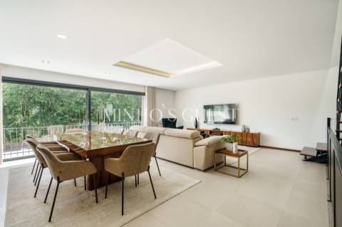 Moradia V3 + Escritório (257m2) Mobilada e Equipada - Donim, Guimarães