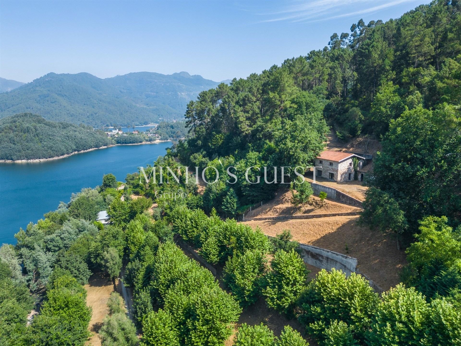 Moradia Rústica V3 (250m2) c/ vista rio - Caniçada, Gerês
