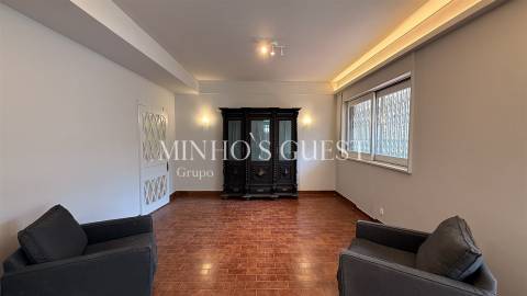 Moradia T4 + Escritório c/ Garagem (pronta habitar) - Braga Centro