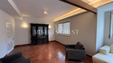 Moradia T4 + Escritório c/ Garagem (pronta habitar) - Braga Centro