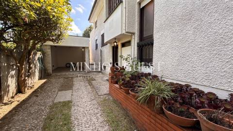 Moradia T4 + Escritório c/ Garagem (pronta habitar) - Braga Centro