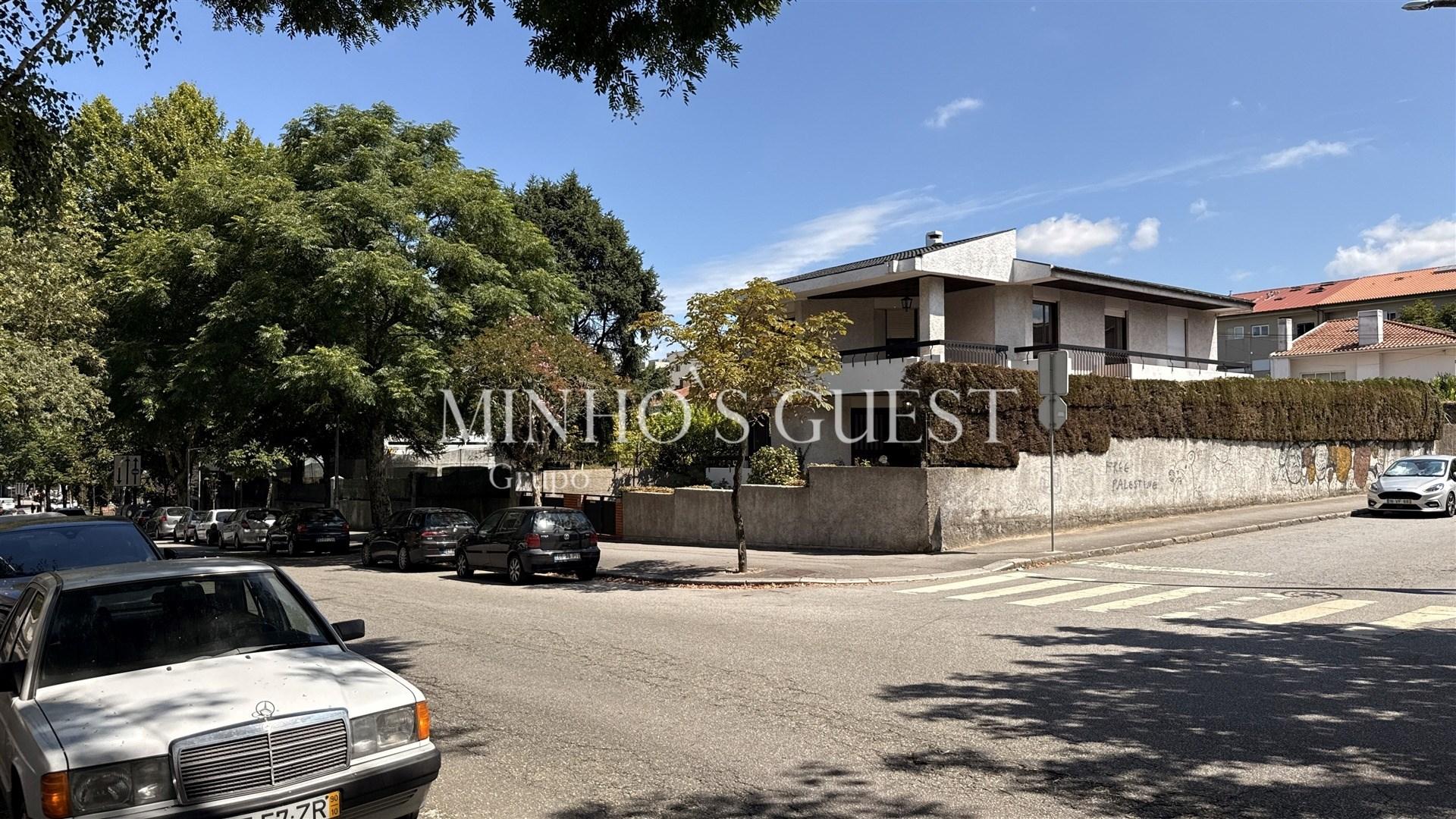 Moradia T4 + Escritório c/ Garagem (pronta habitar) - Braga Centro