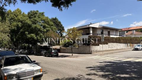 Moradia T4 + Escritório c/ Garagem (pronta habitar) - Braga Centro