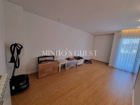 Moradia V3 Gaveto c/ jardim Mobilada e Equipada - Merelim, Braga