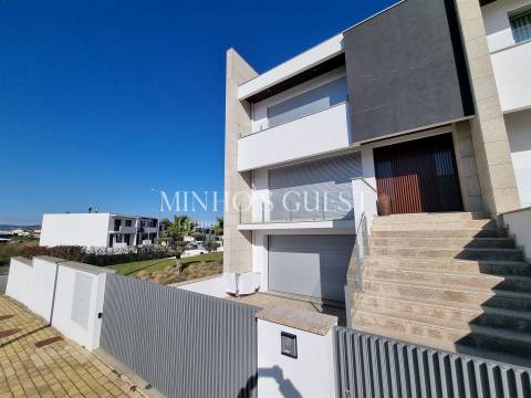 Moradia V3 Gaveto c/ jardim Mobilada e Equipada - Merelim, Braga