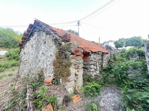 Terreno com casas para restauro em Revinhade, Felgueiras