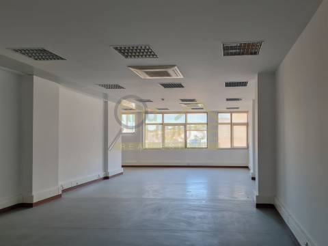 Loja para venda no Restelo