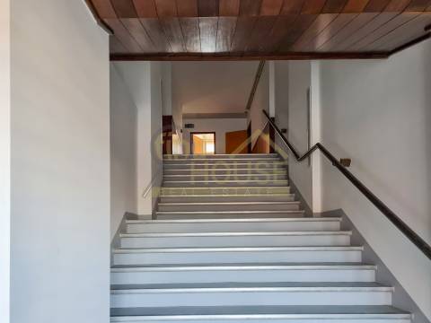 Loja para arrendamento no Restelo