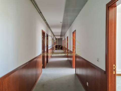 Loja para arrendamento no Restelo