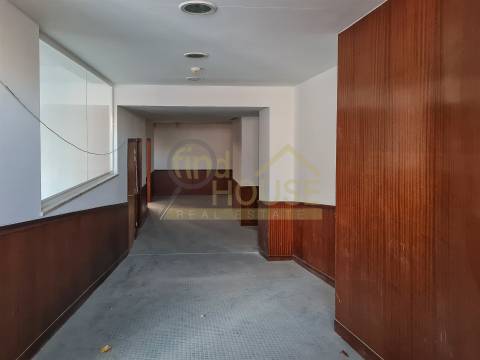 Loja para arrendamento no Restelo