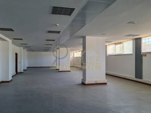 Loja para arrendamento no Restelo