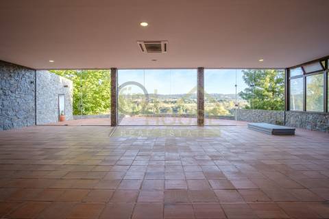 Quinta com Moradia, piscina e área para Loft com vista frontal para o Rio Tejo, em Abrantes