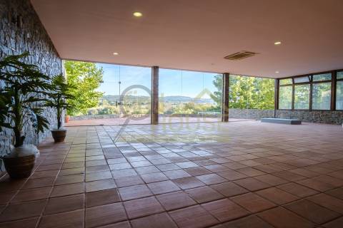 Quinta com Moradia, piscina e área para Loft com vista frontal para o Rio Tejo, em Abrantes