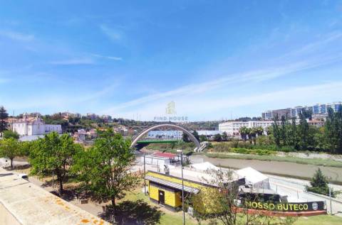 Prédio para Reabilitação Residencial em Sacavém