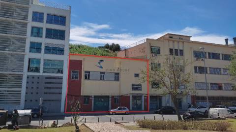 Prédio para Reabilitação Residencial em Sacavém