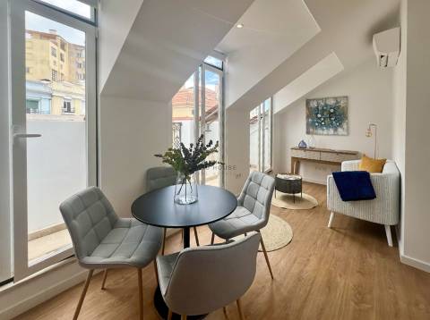 Apartamento T2 Remodelado com Vista Rio | São Vicente – Lisboa